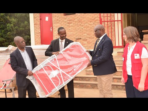 Croix Rouge a procédé à la remise d’un lot de 100 lits pliables pour les donneurs de sang au #CNTS