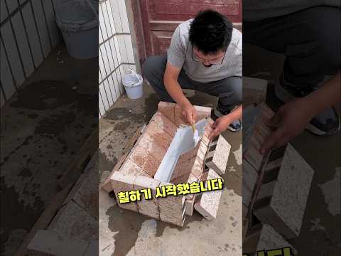 벽돌을 사용해 미니 아쿠아리움을 만든 남성