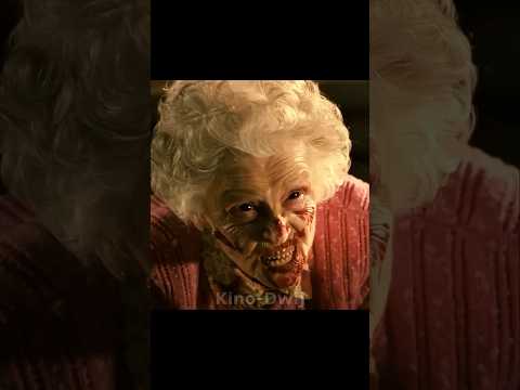 С этой бабушкой что-то не так 😱 #фильмы #сериалы