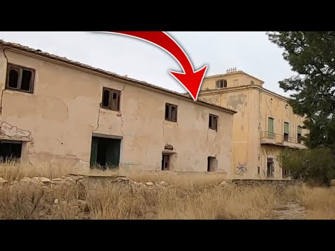 Me REFUGIO de la LLUVIA en CASA ABANDONADA ¿Hay ALGUIEN DENTRO?