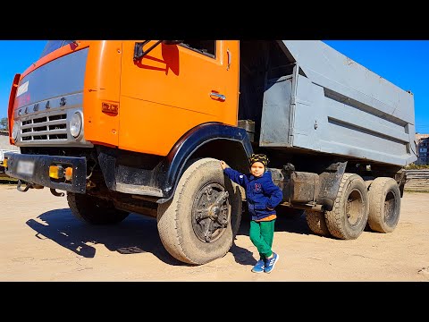Big truck is broken down - Dima repair the tire