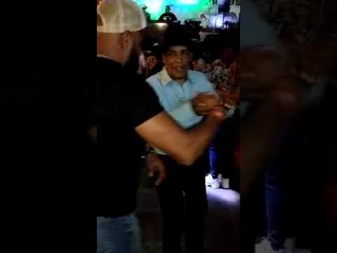 Bailando con un  buen bailador   de  salsa  un estilo muy diferente  a la cumbia norteña