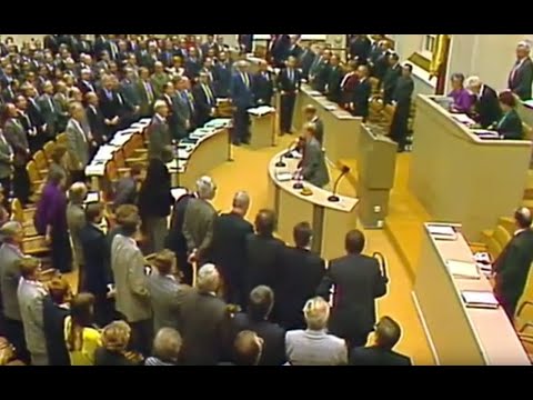 9. November 1989 - Auf Reaktion des Mauerfalls singt der Bundestag spontan die Nationalhymne