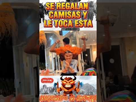 AMIGOS JUEGAN A REGALAR LA PEOR CAMISA… ¡Y LE TOCA LA DE PEDRO SÁNCHEZ!