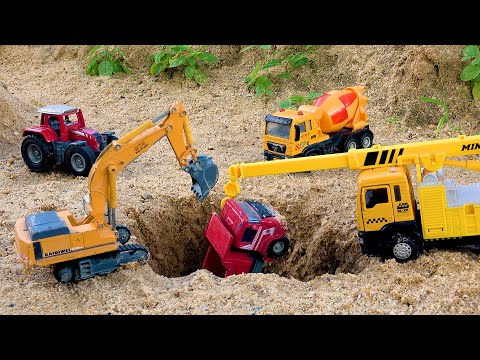 Dump trucks carrying sand fell into a hole and was rescue by a crane trucks in time | BIBO TOYS