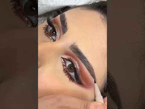 مكياج عيون قوي كت كريس باللون مشمشي الغامق مع جليتر لحمي