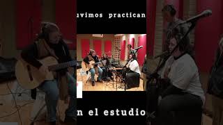 Practicando en el estudio, porque queremos sonar cada vez mejor para el Rey 👑