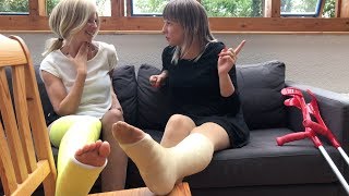Kolleginnen mit Gipsfuß | Colleagues with leg cast