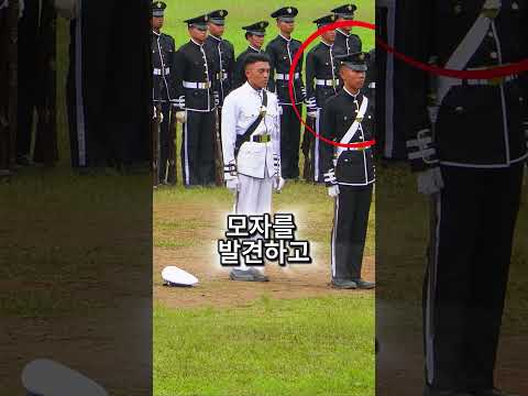 이 지휘관은 군인 친구를 도왔습니다 💖💂