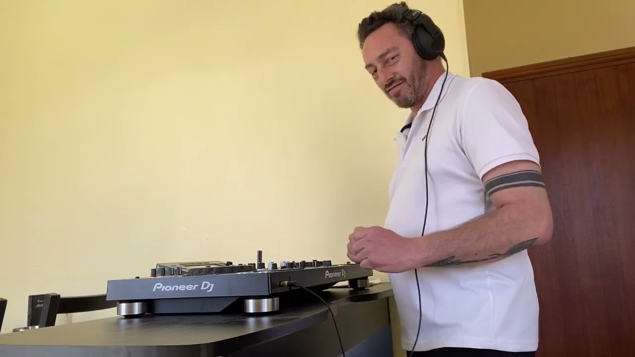DJ MAURO