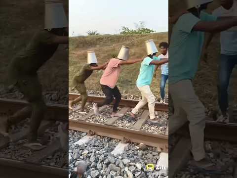 Train 🚊 aa gai bhago 🙂😇😂 very funny