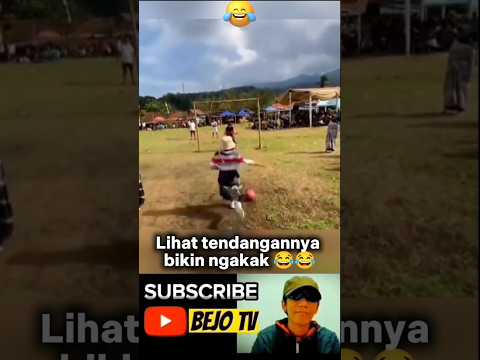 Tendangannya bikin ketawa ๐