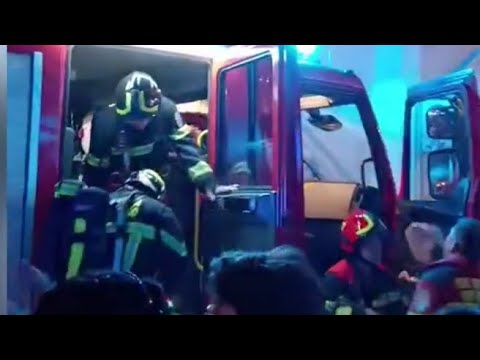 Incendio in centro, la movida ostacola l'intervento dei pompieri tra video, selfie e canti