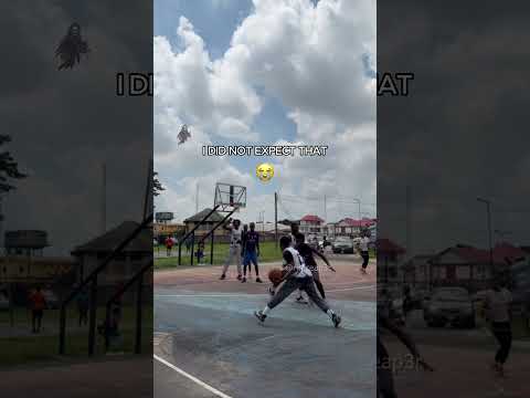 I really didn't expect this (via @williamsthestrangeone on TikTok) 😠#basketball