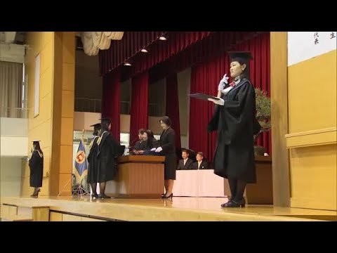 卒業生が伝統のグースステップで入場　ノートルダム清心女子大学で卒業式　４５１人が旅立ち【岡山】 (26/03/14 08...