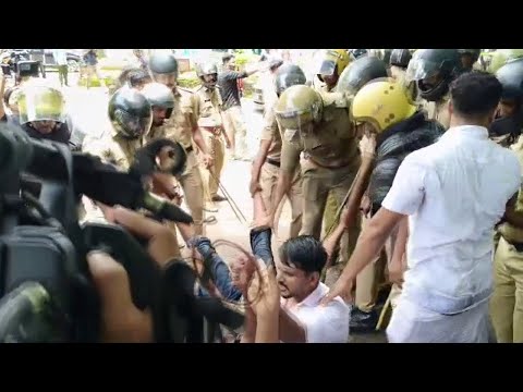 മലപ്പുറത്ത് യൂത്ത് കോണ്‍ഗ്രസ് നടത്തിയ SP ഓഫീസ് മാര്‍ച്ചില്‍ സംഘര്‍ഷം ; ജലപീരങ്കി ഉപയോഗിച്ചു