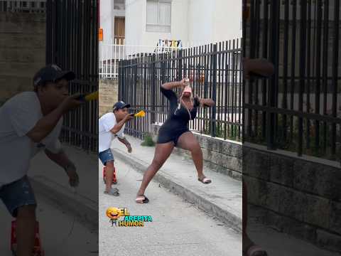 Cuidado con el camión 🚛 (SÚBETE AL ANDÉN) 🤣 #usa #humor #funny #viralshort