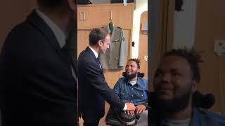 Le président Macron avec le soldat blessé Kevin