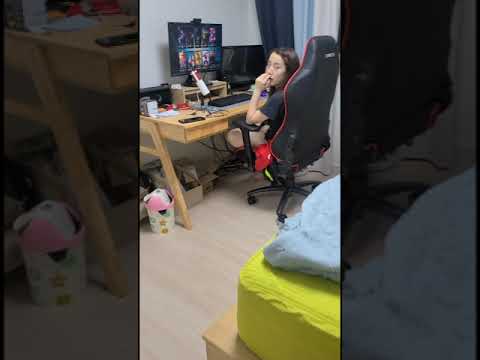 롤하는 동생 영어 해설로 괴롭히기