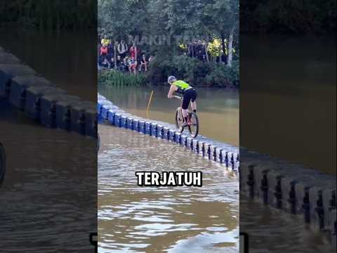 Tantangan Bersepeda Melewati Rintangan Diatas Danau🚴
