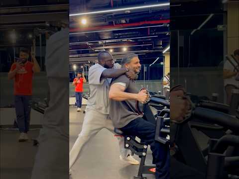 جاء يأذي بعدين قرر أن الصُلح طيب 🫱🏼😄 #أحمد_البايض #كحلي #gym #explore #AhmedElBayed #الكحلي