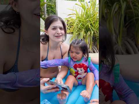 Saritah bebé y los MEÑIQUES DE LA CASA le hacen una CAMA en la PISCINA a ISABELLA😱