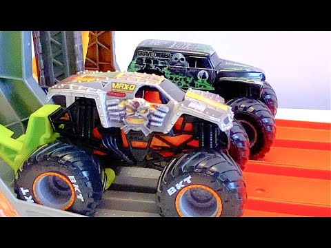 MONSTER JAM | GRAVE DIGGER | MEGA JUMP MIXUP | MAX-D | MONSTER TRUCKS | MONSTER MUTT