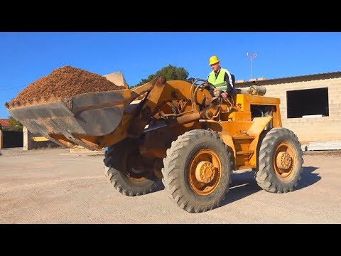 Máy kéo lớn bị hỏng - Dima trên bánh xe điện giúp người đàn ông