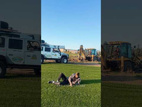 Один внедорожник против застрявшего трактора на газонном поле. #эвакуация #эвакуациясдефом