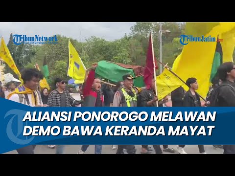 PONOROGO MELAWAN, Ratusan Mahasiswa Demo Bawa Keranda Mayat