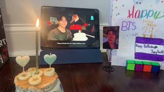 Esto es lo que hace mi amiga cuando cumple años su idol favorito ósea JK 