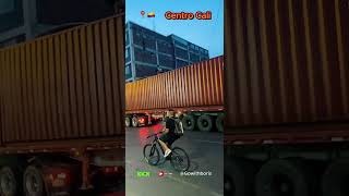 📍🇨🇴Is he about to loot the truck ?