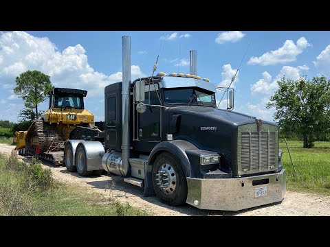 Kw Loaded with OVERSIZE dozer, pulling HARD !!