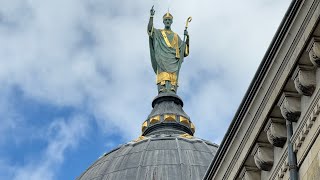 Тут спочиває Святий і рівноапостольний Мартин Милостивий, єпископ Тура, що воскрешав мертвих!