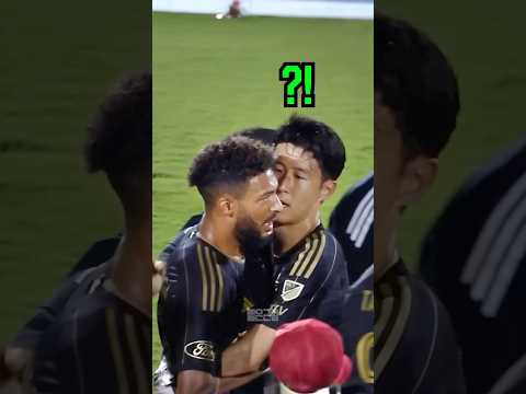 심판과 싸우려는 동료를 말리는 손흥민