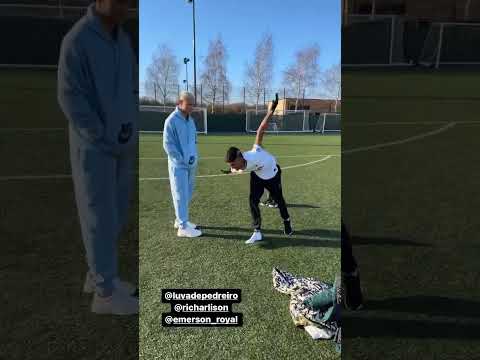 Luva e Richarlison batendo pênalti