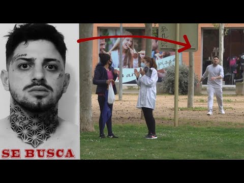 LOCO SE ESCAPA DEL MANICOMIO ? #1 ASUSTANDO A DESCONOCIDOS  BROMA PESADA (Broma con cámara oculta)