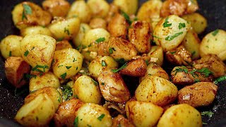 Kartoffeln und Hähnchenbrust mit Knoblauch und Butter. Einfaches und leckeres Gericht!