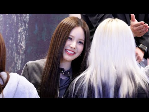 izna(이즈나) 사인 중인 방지민 BANG JEEMIN (Fan Signing Event) 직캠 | 공개 팬사인회 • 241215