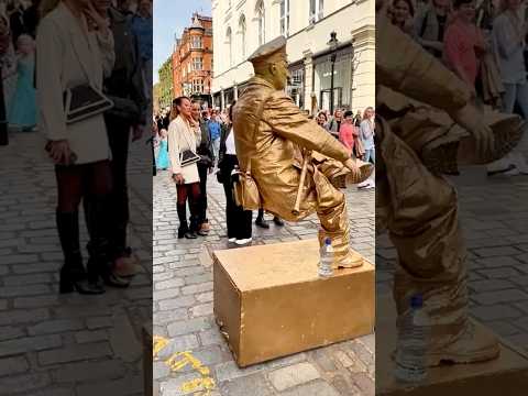 When the ladies are looking for answers. #livingstatue #performer #invisibleseat #streetartist