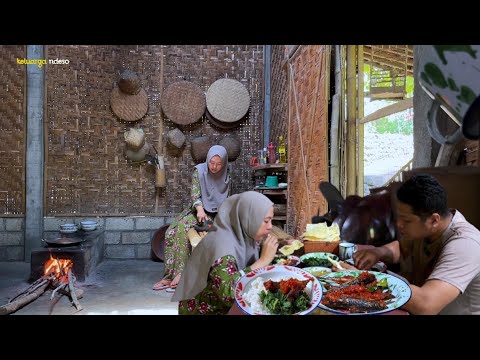 masak untuk makan siang, sederhana tapi nikmat,balado ikan pindang, daun pepaya rebus, masakan desa