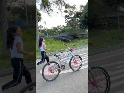 Ella y su bicicleta son un equipo 😱 #wheeliebike  #mtb  #wheelie  #stunt