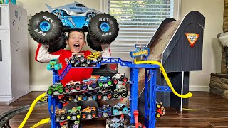 Monster Jam collection Garage playset and All terrain Mega Megalodon
