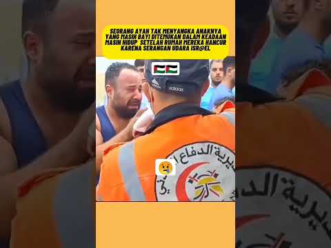 Seorang ayah memeluk bayinya yang selamat dari serangan udara isr@el #shorts