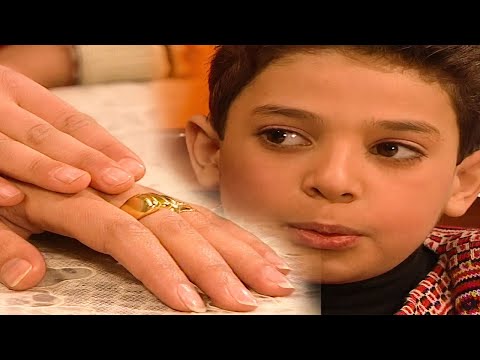 اركيلة حط جميل بموقف طريف و هو عم يتغزل بالصبية الحلوة و يلحمس على ايديها