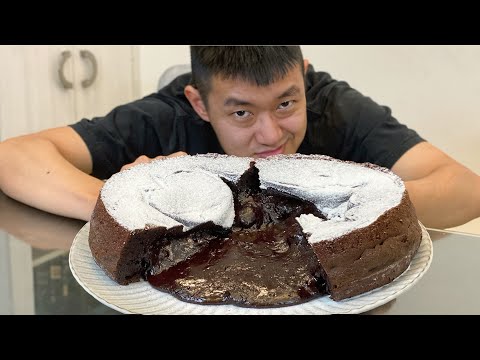製作超大熔岩巧克力蛋糕！Make an oversized lava chocolate cake!