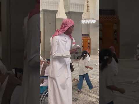 قعيد المجد في مسجد قباء والناس يلاحقونه للتصوير معه