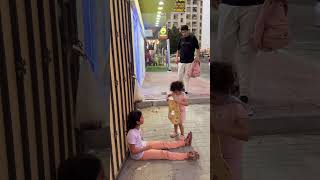 شاهد كيف الرجل جبر بخاطر الطفلة الفقيرة🥹😭؟