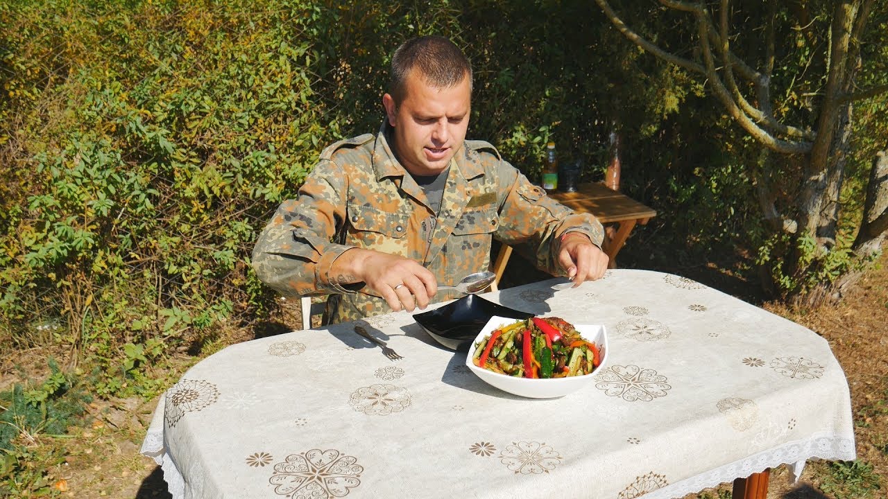 Салат по корейски в казане на костре