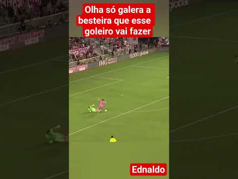 olha só galera a  besteira que esse goleiro vai fazer